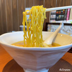 桜木屋 - 梔子の色素が強い黄色い中太麺