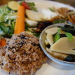 晴れる家cafe - 今日のランチプレート：筍と三陸ワカメの若竹煮