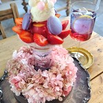 ラトリエ ア マ ファソン - ■焼きメレンゲで作ったアイスと博多あまおうのグラスデザート(R5.1月)
            ■セパレートハーブティー