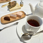 フランス料理研究室 アンフィクレス - ❽ルイボスティ、お茶菓子＋1000円
      ・ブラッドオレンジのギモーブ
      ・オレンジのパートドフリュイ
      ・クルミの入ったトリュフショコラ