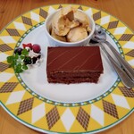 AICafe - チョコレートケーキとキャラメルアイス
