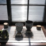 田口珈琲店 - 陶芸教室らしい品物が店内に　陳列しています。販売中