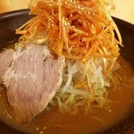 弥助ラーメン - チャーシューとネギアップ