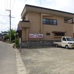 弥助ラーメン - 店の横の通りにある駐車場