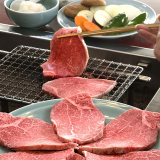 肉料理まつむら - 料理写真:松阪の老舗の肉料理店で修行をし、肉の良し悪しを見分ける眼をしっかり養った後、松阪肉のおいしさを地元、鳥羽にも伝えたいと開いたお店です。　極上の霜降り肉がすき焼きやあみ焼き、しゃぶしゃぶ、ステーキを手ごろなお値段で味わって頂けます。「口に運んだ瞬間の感動」をぜひ、多くの方に味わって頂ければと思っております。