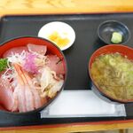 みなと市場 小松鮪専門店 - 三色丼、味噌汁付き
