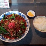 満州ニラら～めんの店 さかえや - 満州ニララーメン（中・辛味増し），ライス