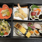 味将 - 少し赤みを帯びたシャリ！ネタを引き立たせる為に、赤酢を使用しているそうです。