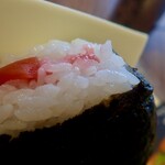 モンペリエ - 料理写真:「梅おむすび」を店内で買ったベジチーズといただきます