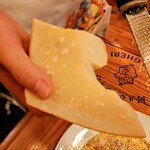 ピッツェリア パーレンテッシ - 目の前でチーズを削ってくれます。