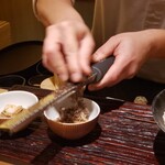 銀座 稲葉 - 目の前でトリュフを削ると心地よい香りが広がります