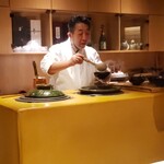 銀座 稲葉 - お出汁を注いでます