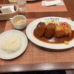 グリル マルヨシ - 洋食の王道セット(ハンバーグとチキンカツ、シナモンコロッケが入ってます)