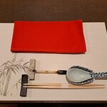 Hamaguri Ittaku - テーブルの設え。箸の上にはスポイトに入った醤油が。