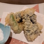 Hamaguri Ittaku - これを宮古島の雪塩で食べる。塩味のとても柔らかい塩が蛤の個性を引き立てる。
