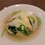 Hamaguri Ittaku - 野菜も葱と榎茸、三葉に豆腐とシンプルなから、先程の葛きり同様、蛤の出汁をしっかり含ませたとても美味しい物に仕上がっている。