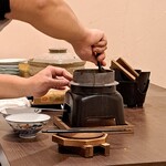 Hamaguri Ittaku - 蛤の釜飯を店主自ら取り分けてくれる。