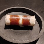 フロリレージュ - (2023/1 訪問)りんごのピューレを薄い飴に仕込んだもの。儚い飴の食感とフルーティーなりんごの香りがとても美味しい。