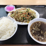 竹岡ラーメン - 野菜炒め+半ライスにサービスの中華スープ