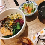 Yonezawagyuuyakiniku Maboroshi - 牛そぼろのビビンパ　スープ、サラダつき　全景　うーん(+_+)