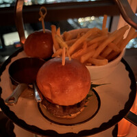 ザ タヴァン グリル＆ラウンジ - 