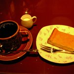 アクション - オーガニックコーヒーとチーズケーキ