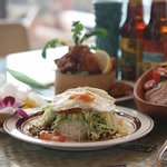 オーシャンズバーガー イン - 手前からタコライス（EGGトッピング)、コブサラダ、モチコチキン