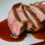 ル・ジュー・ドゥ・ラシエット  - マダムビュルゴーのシャラン産　鴨もも肉ロースト　八角風味の赤ワインソース