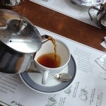 澤井珈琲 喫茶コーナー - 先に温めたティーカップを置いてから一杯づつ注いでくれます