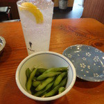 焼鳥一休 - 枝豆と酎ハイのレモン