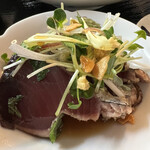 猫丸食堂 - ★カツオのたたき　（カツオは４切れ）
      　ガーリックチップがのってます。