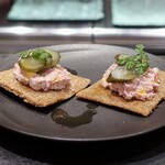 麦酒処ふぁくとりー - コンビーフとクリームチーズ 自家製麦芽クラッカー