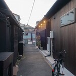麦酒処ふぁくとりー - 入口へ向かう小道