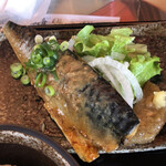 ニッポン小町   - サラダの上に鯖味噌