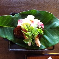 四季の郷志むら - 焼き物、葉っぱの下から、火で焼いて食べます。味噌が濃い