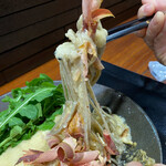 そば くら富 - 極細切りとの選択も中細切りで正解、思いの外とろろが粘り麺に絡みつく