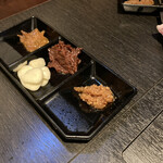 FUJIYAMA GRLL - サムギョプサルの薬味達。全員で開き直ってニンニクスライスを葉っぱとお肉とで食す。幸せの味でした。