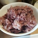 キッチン ブルー グローブ - 黒米の大盛りのアップ