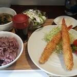 キッチン ブルー グローブ - カダイフ巻き海老フライ、黒米の大盛り