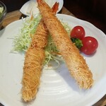 キッチン ブルー グローブ - 細い海老フライ２本のアップ