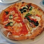 マルゲリータとほうれん草とクリームチーズのピッツァ