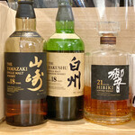 Japanese Malt Whisky SAKURA - カウンターに並ぶ日本ウイスキー