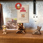 ラフ&タフ コーヒースタンド - 棚に置かれた置き物