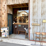 ラフ&タフ コーヒースタンド - 店舗入口