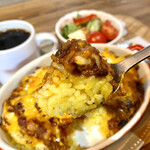 ラフ&タフ コーヒースタンド - 焼きチーズカレー(カレーライスリフト)