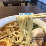 厚木パーキングエリア外回り　ショッピングコーナー - 弾力のある中細麺。