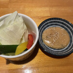 Kushigorou - 付き出しの野菜と、自家製甘辛味噌たれ