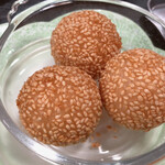 鞠家 麻婆豆福店 - ごま団子　400円