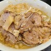 夢を語れ - ノーマルのラーメン、麺200g、大蒜無し(税込1,000円)
提供されたラーメンのギトギト感に圧倒される
モヤシと叉焼、背脂、ゴワゴワな極太な縮れ麺、器にもスープを注いだ時の脂が付着