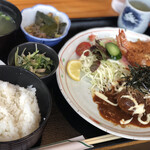 山鳩 - サービスランチ　ハンバーグのお好み焼き風